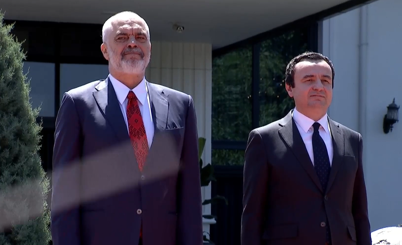 Rama mbërrin në Prishtinë, momentet nga ceremonia zyrtare e pritjes së kryeministrit (VIDEO)
