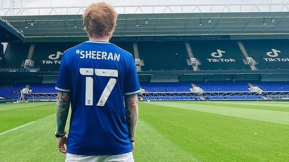Rekord fanellash të shitura, klubi anglez rinovon kontratën me Ed Sheeran