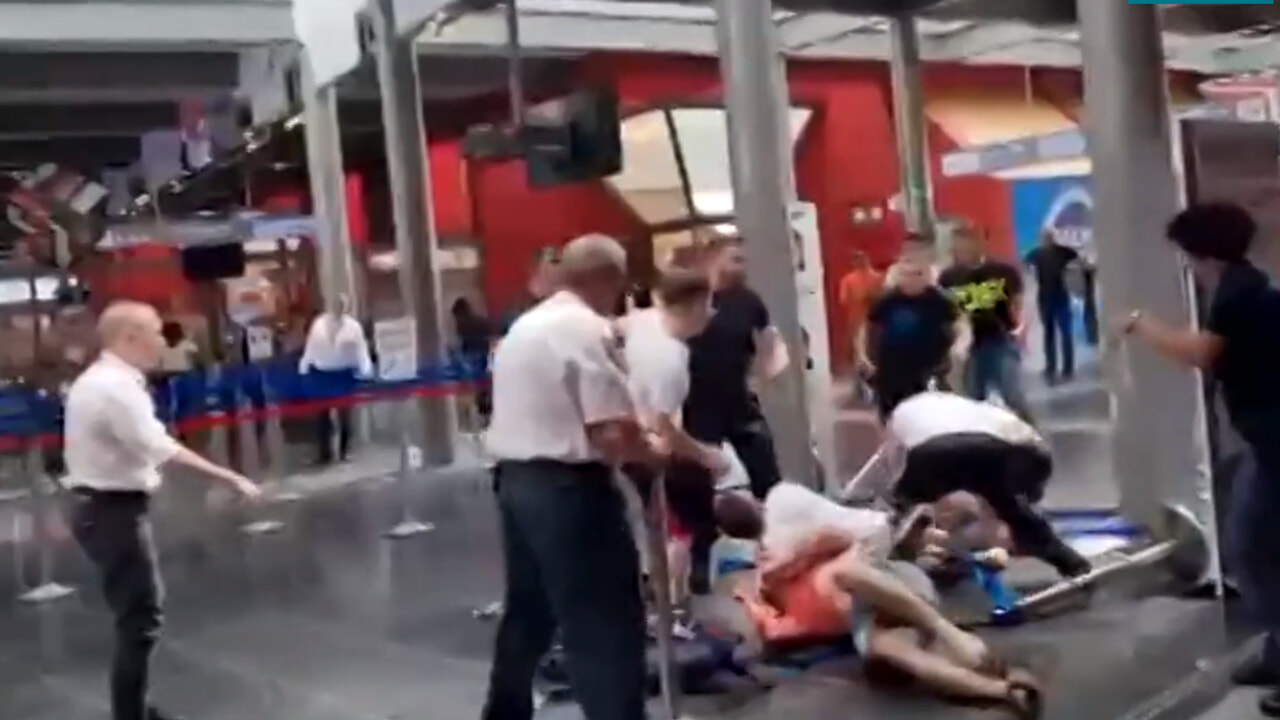 Shqiptarët i shokojnë të gjithë në aeroportin e Perugias, sherr masiv mes dy grupeve (VIDEO)