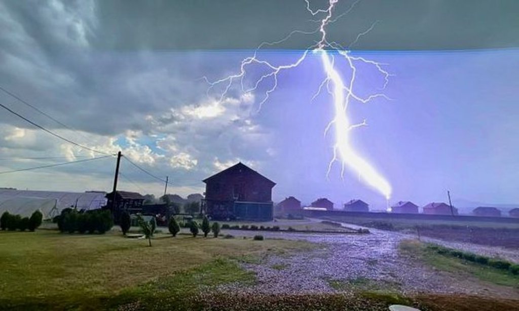Ditë rrufesh në Shqipëri, një tjetër shkarkesë “shkrumbon” banesën e një qytetari (EMRI)