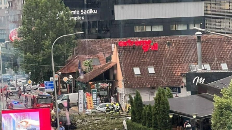 Vdes burri që e kishte zënë pema poshtë në Prishtinë, lëndohet një grua