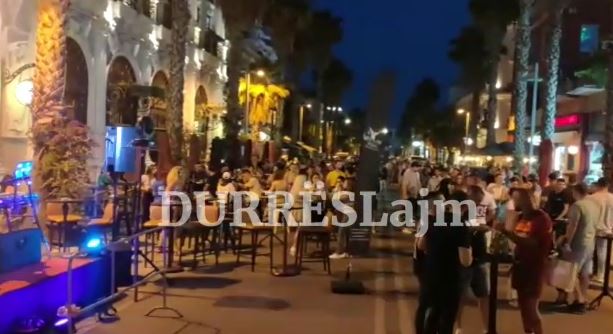 &#8220;Durrës Street Fest&#8221; ndez bulevadin kryesor, shihni si festohet sonte (VIDEO)