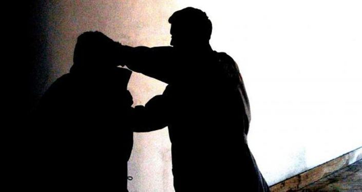 Shqiptarit në Itali i “ikën mendja”, sulmon klientin duke i kafshuar veshin dhe vënë duart në fyt