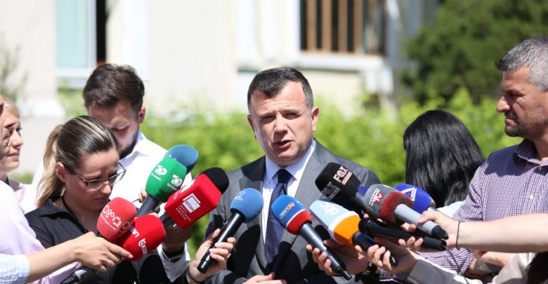 “Meta firmosi dekretin jashtë Shqipërisë”, Balla i përgjigjet Berishës: Ta çojë në Gjykatën Kushtetuese