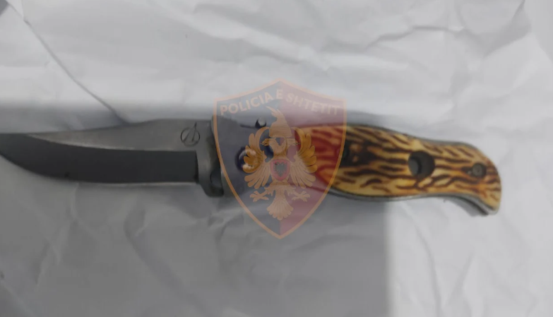 I mituri godet me thikë 18-vjeçarin, arrestohet nga policia