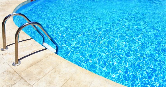 Mbytet adoleshenti në pishinën e një hoteli në Vlorë