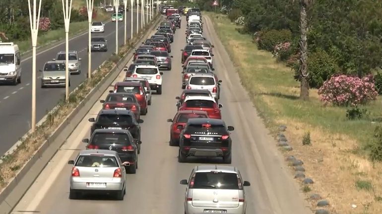 Fluks makinash në autostradën Durrës-Tiranë, policia: Përdorni rrugët alternative