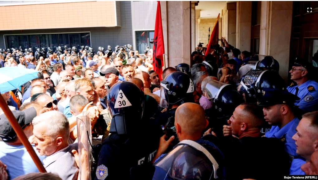 Tensionohet situata në Kosovë, veteranët rrëzojnë derën dhe hynë në oborrin e Kuvendit