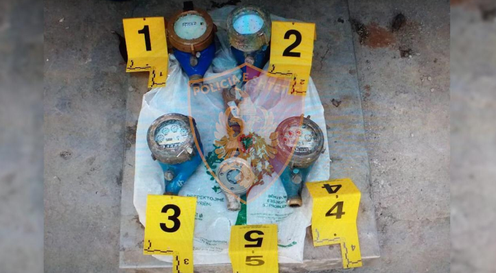 Vidhte aparate matëse për ujin dhe i shiste në pikën e skrapit, arrestohet 21-vjeçari