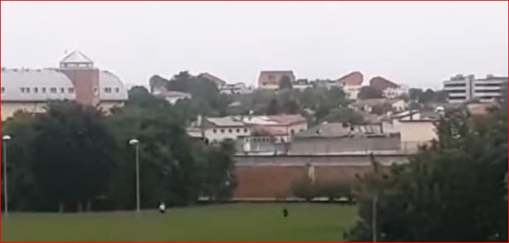 Arratisja spektakolare e shqiptarëve nga burgu në Itali, dalin pamjet teksa vrapojnë në fusha (VIDEO)