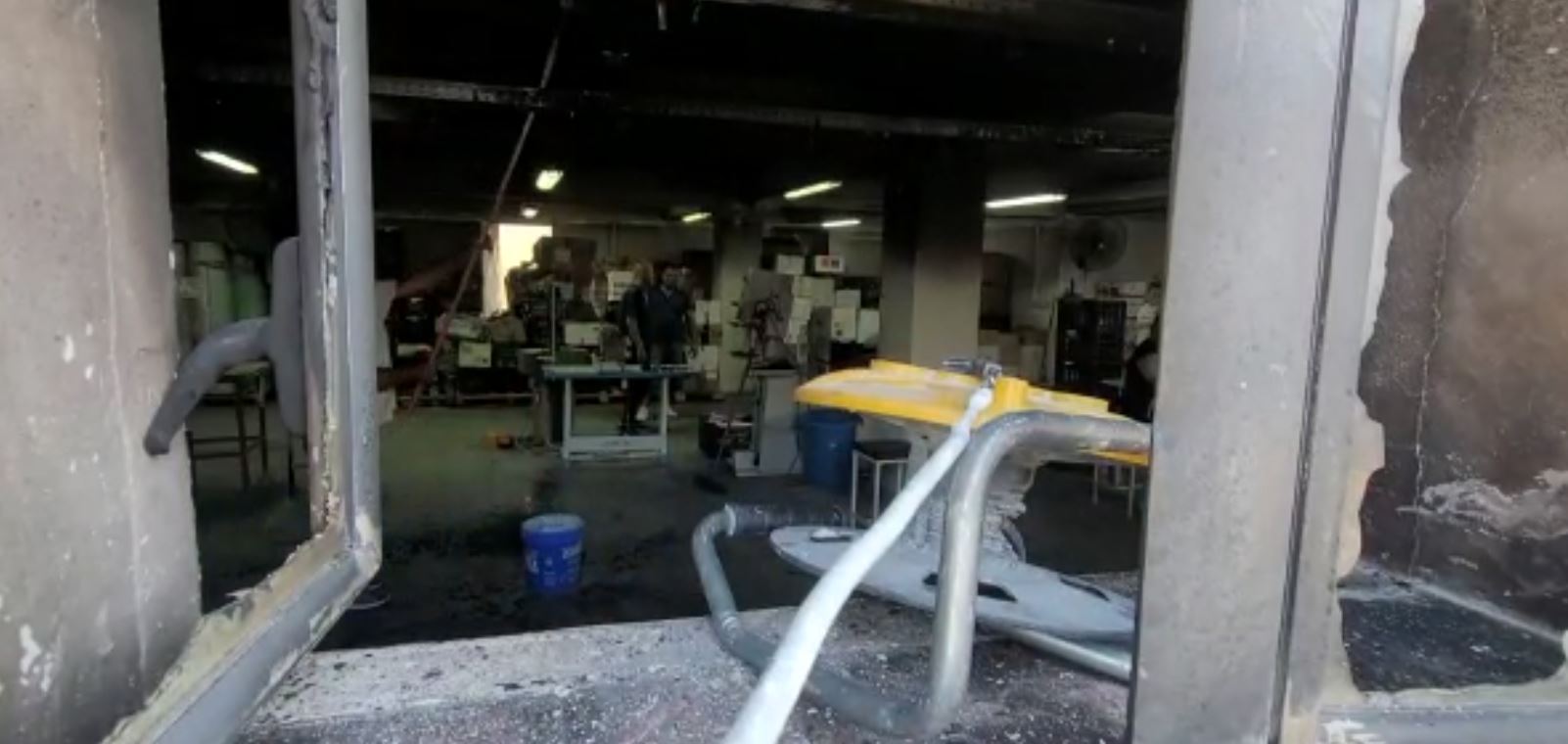 Zjarr në një fasoneri në Vlorë