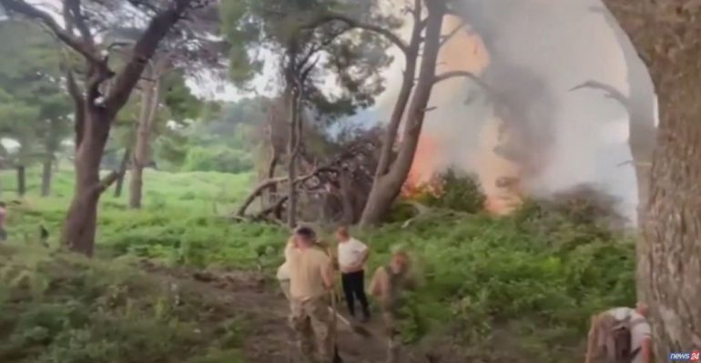 Ishulli i Sazanit prej ditësh nën &#8220;pushtetin&#8221; e zjarrit, avioni grek i shoi flakët për 8 orë!