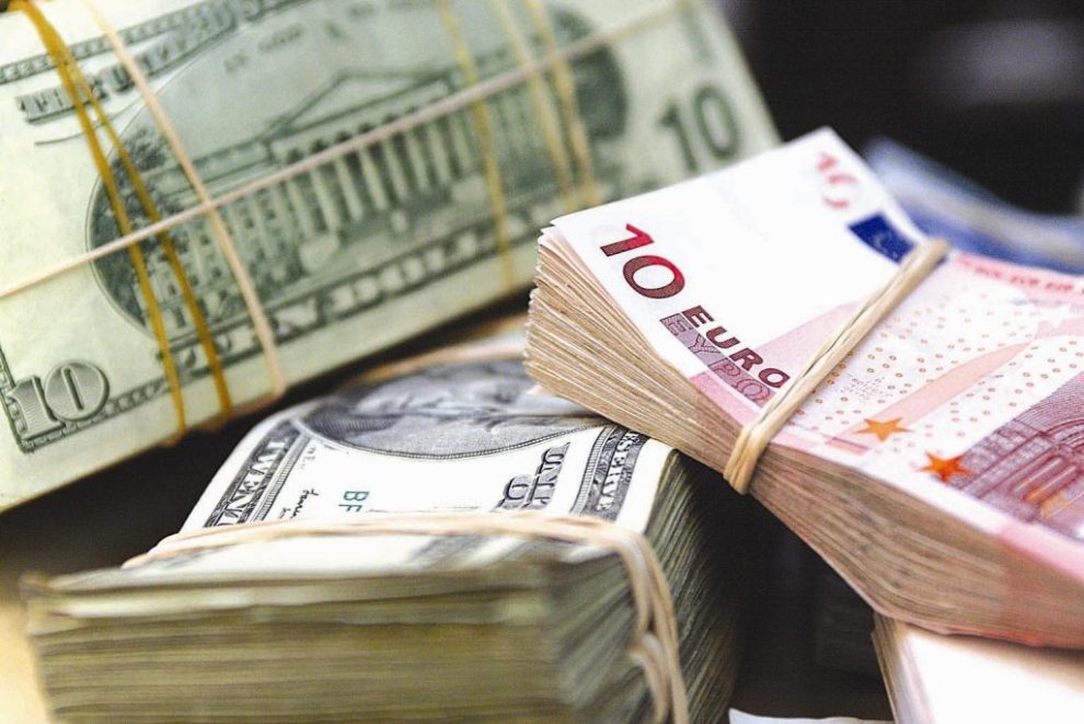 Vlera e euros më e ulët se e dollarit për herë të parë në 20 vjet