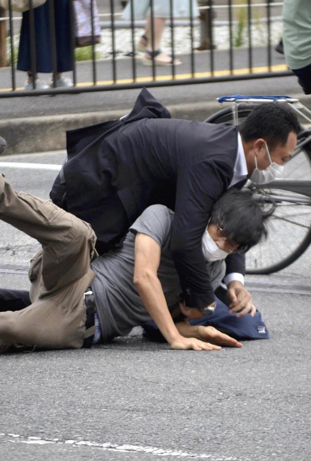 Atentat ish-kryeministrit japonez, Shinzo Abe qëllohet me armë teksa mbante një fjalim elektoral