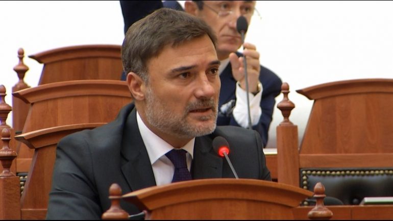 Alibeaj kritika Nikollës për gjenocidin serb në Kosovë: Është mundësia e fundit, po abuzoni me pozicionin tuaj