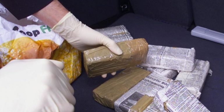 Lëvizja e dyshimtë tradhtoi 24-vjeçarin shqiptar, policia zvicerane i kap mbi 8 kg heroinë dhe kokainë