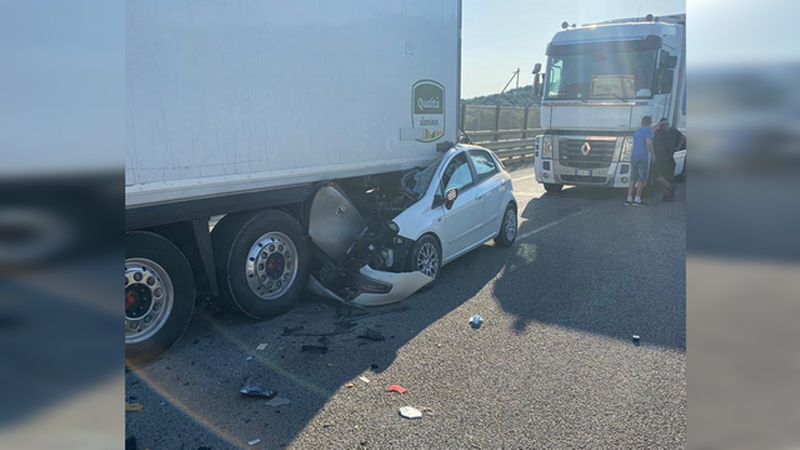 Aksident tragjik në Itali/ Makina përfundon poshtë kamionit, humb jetën i riu shqiptar, baba i një fëmije (EMRI)