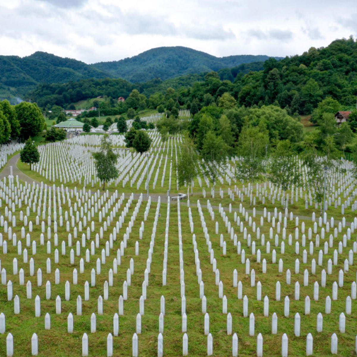 Berisha përkujton 27-vjetorin e masakrës: Vuçiç frymëzues kryesor i gjenocidit në Srebrenicë
