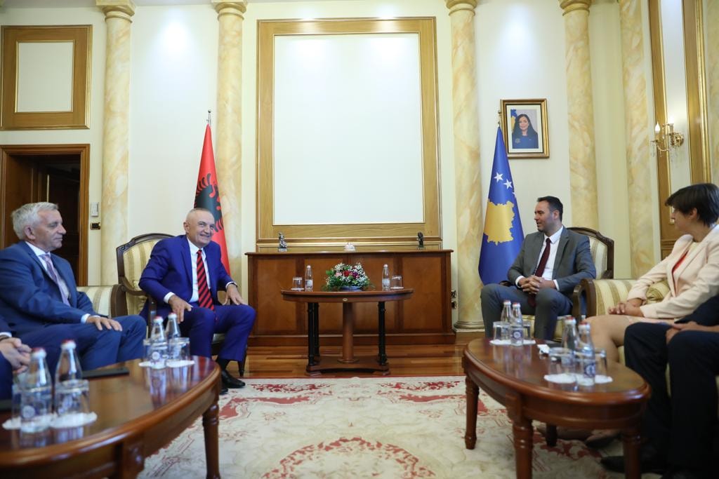 “Liberalizimi i vizave duhet të ndodhë sa më parë”/ Meta takon Konjufcën: Shqipëria duhet të marrë shembull nga Kosova