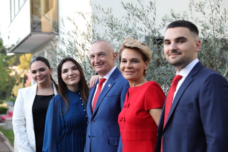 Pas 5 vitesh në Presidencë, Meta pozon përkrah Kryemadhit dhe fëmijëve: Familja jonë nga sot është më e bashkuar!