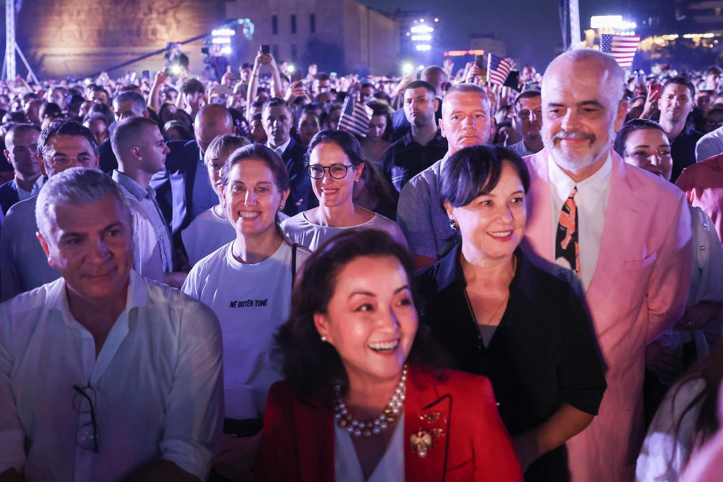 Kim-shqiptarëve: Faleminderit për sakrificat, vendosmërinë dhe optimizmin tuaj. Jeni më të mirët