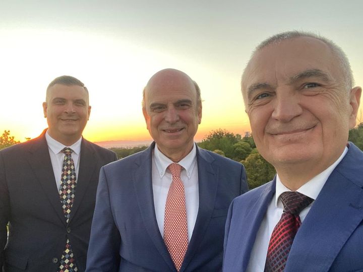 Meta poston foton me Panaritin dhe Blushin: Drejt një agimi të ri