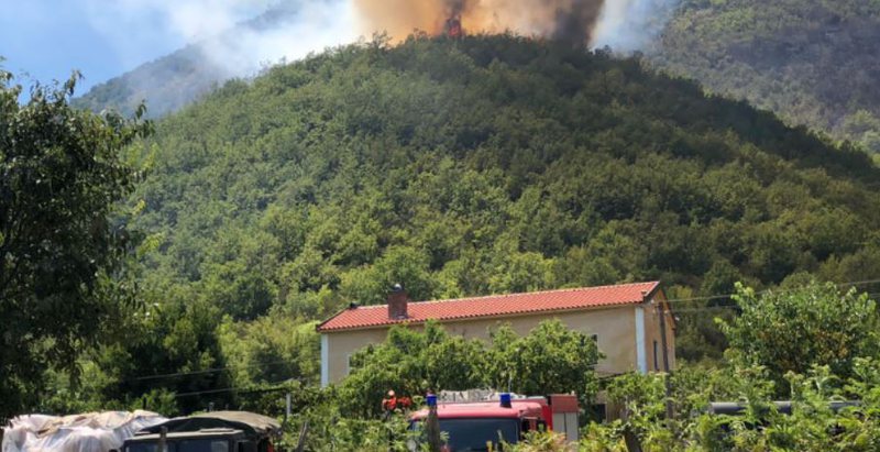 Përshkallëzohet situata në Bërzanë, zjarri rrezikon banesat, kërkohet ndërhyrje urgjente nga ajri
