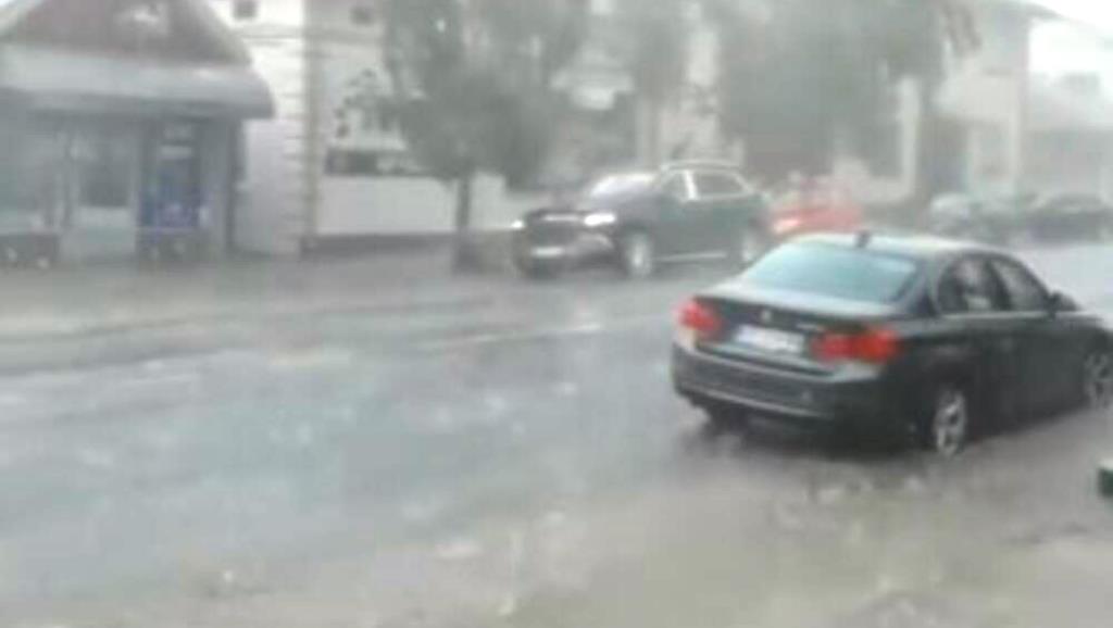 Stuhia godet edhe Serbinë, përmbytje në disa zona (VIDEO)