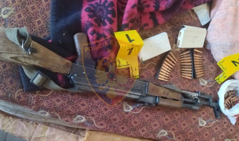 I zbuluan automatikun dhe fishekët, policia shpall në kërkim 41-vjeçarin