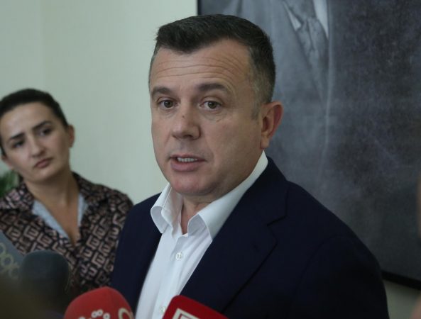 Mandati i ministres Xhaçka, Balla: Flluskë sapuni, nuk ka shkelje kushtetuese!