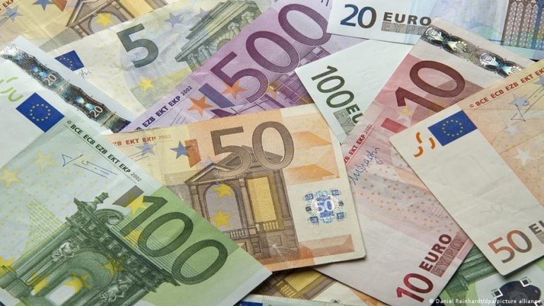 Euro arrin tjetër rekord historik, zbret nën 119 lekë