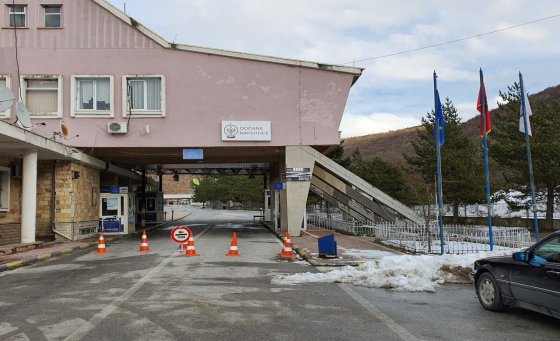 Falsifikuan regjistrimet për mjetet me targa të huaja, arrestohen dy kontrollorë të doganës