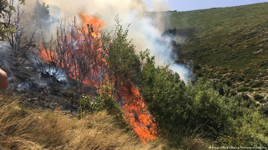 Përparon zjarri në zonën e Torovicës, rrezikohen shtëpitë