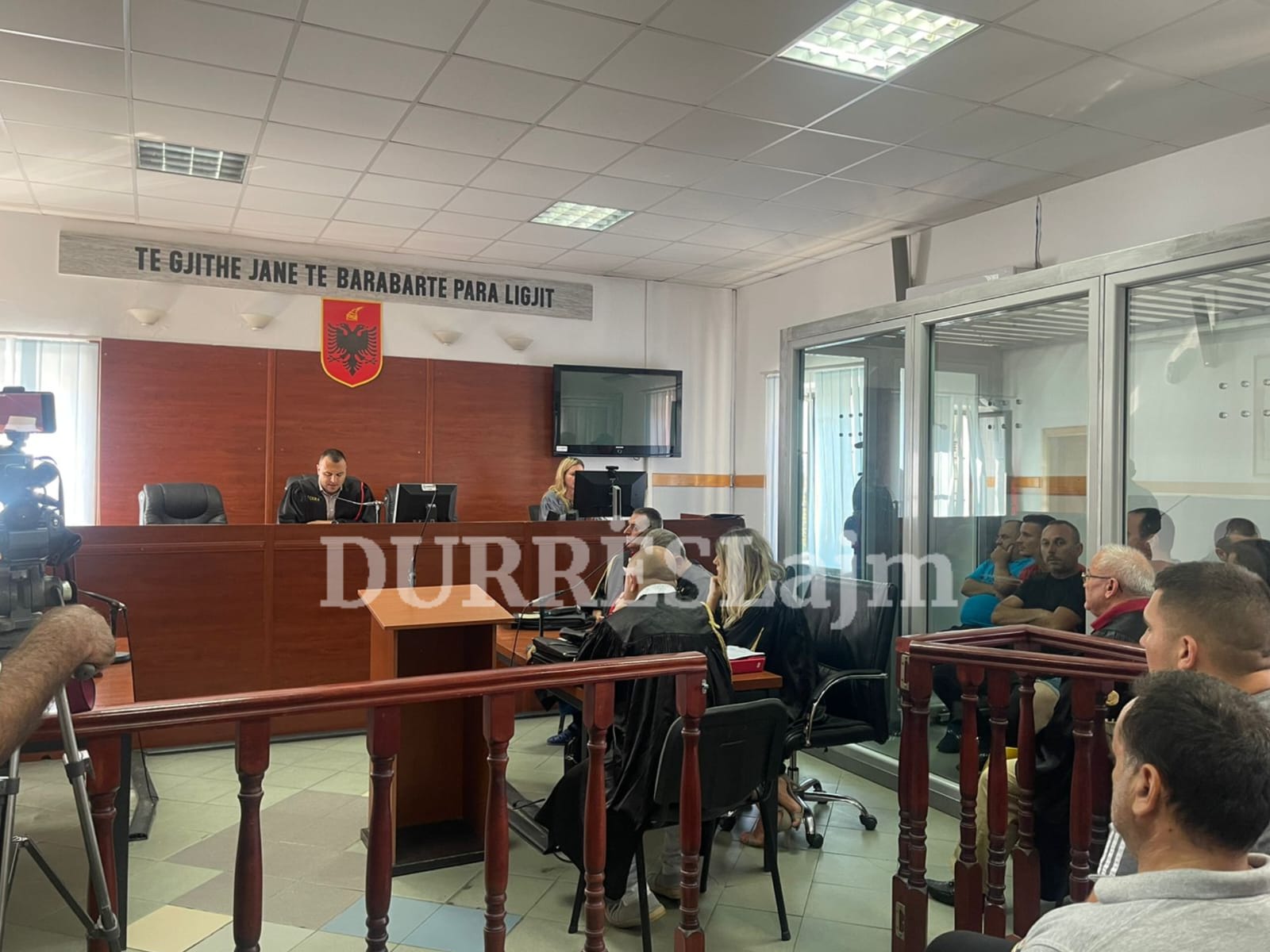 “Janë 20 burra që iu është marrë dinjiteti”, shtyhet me një orë gjyqi për 20 të arrestuarit në Durrës