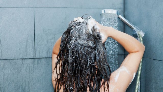 Rritja e çmimeve: Britanikët po detyrohen të ndërrojnë shampot me detergjent për t’u larë