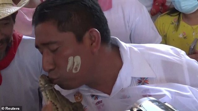 Kryebashkiaku meksikan martohet në një ceremoni madhështore me një krokodil (VIDEO)