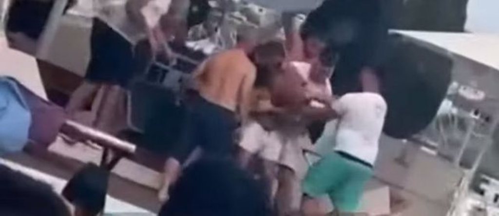 Grusht “sade” në resortin turistik/ Një grup djemsh shtrijnë buzë pishinës dhe rrahin një djalë (VIDEO)