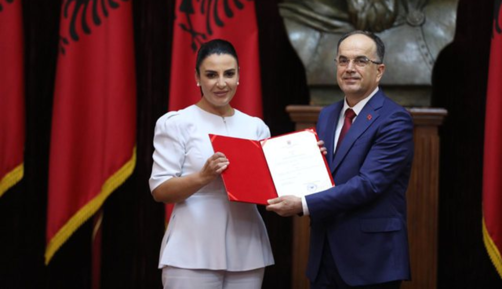 Me dorën mbi Kushtetutë, Balluku dhe Dhuka betohen para Presidentit Begaj