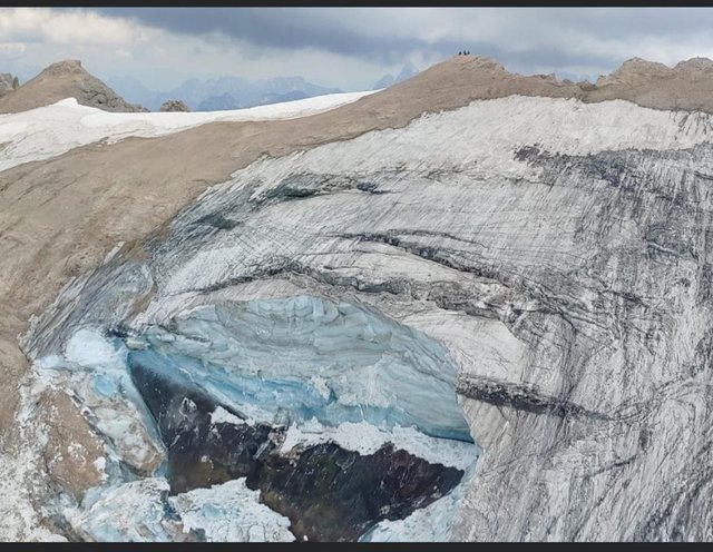 Në kërkim të 16 të humburve në malin Marmolada në Itali. Masivi i akullit u mori jetën 6 personave