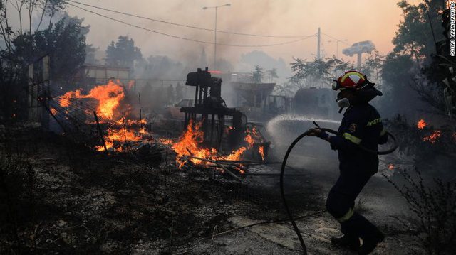Europa “pushtohet” nga zjarret, përshkallëzohet situata, 19 vende në “rrezik ekstrem” (FOTO)
