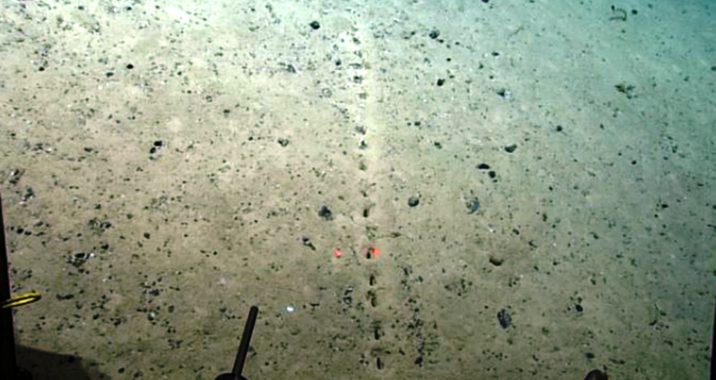 “Misteri” që po çmend shkencëtarët! Kush i hapi “vrimat” 1.7 milje thellësi në oqeanin Atlantik?