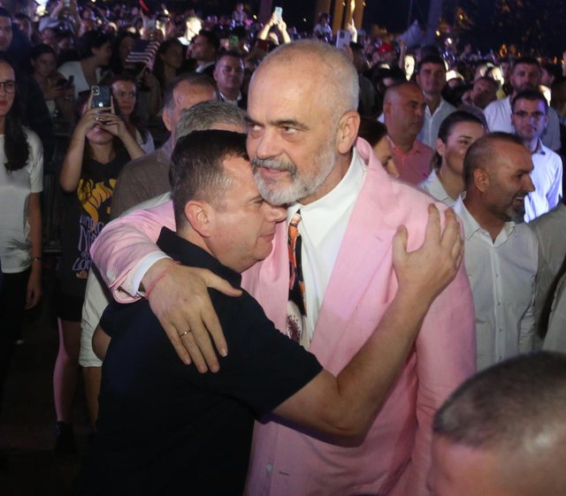 FOTOLAJM/ “Përqafimi i vitit!” Rama shtrëngon pranë vetes Taulant Ballën