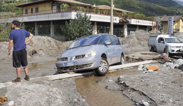 Shqipëria &#8220;digjet&#8221; nga temperaturat ekstreme, fqinjët përmbyten nga stuhitë e frikshme të shiut (FOTO)