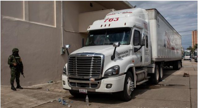 U shmang një tragjedi/ Shoferi braktis 94 emigrantët dhe i lë brenda kamionit, vendasit hapën vrimat që të merrnin ajër