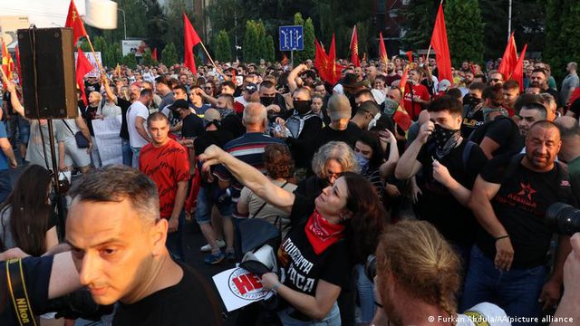 Protestat në Shkup/ 47 policë të lënduar, kryeministri bën thirrje për të ndalur dhunën