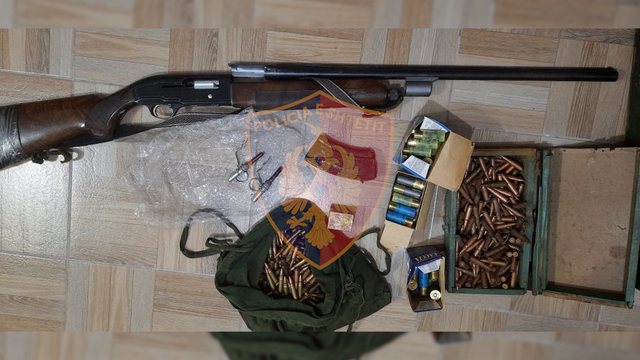 Qëlloi me armë zjarri në ajër, vihet në pranga 62-vjeçari