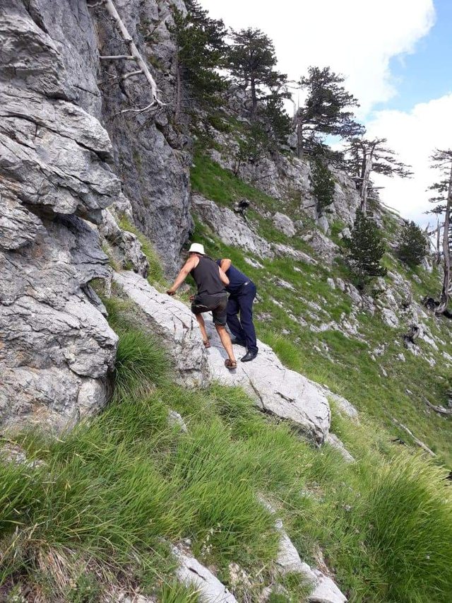 Mbetën të bllokuar në Theth, mediet çeke pasqyrojnë lajmin se si u shpëtuan 3 turistët: U desh ndërhyrja e helikopterit