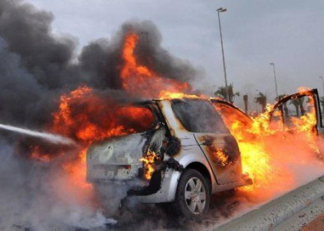 Automjeti merr flakë në ecje, dyshimet e para të policisë