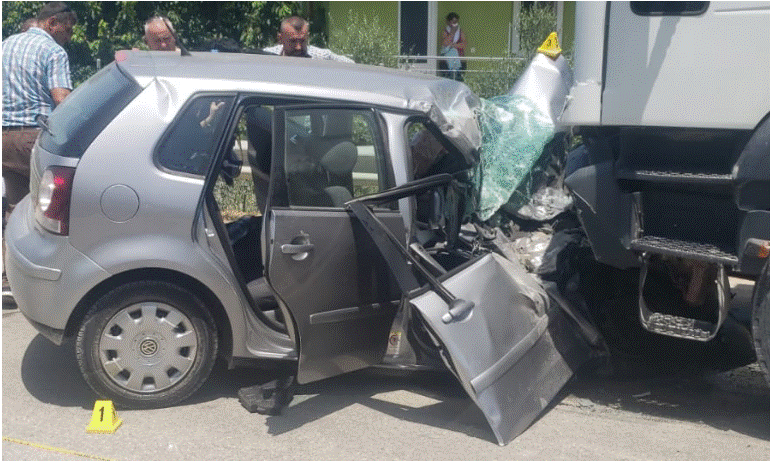 Kamioni përplas makinën, plagoset rëndë 27-vjeçarja (EMRI)