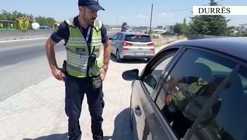 Durrës/ Policia Rrugore arreston 6 drejtues mjetesh, pezullohen 49 patenta dhe vendosen mbi 1500 gjoba (VIDEO)